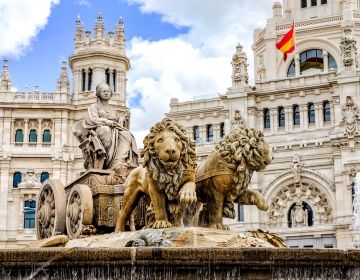 madrid-lion-statues-flag